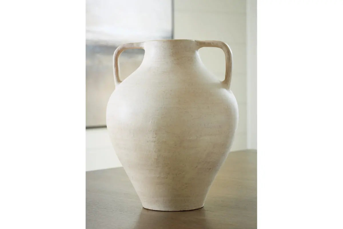 908323680:Justy Vase, Styled