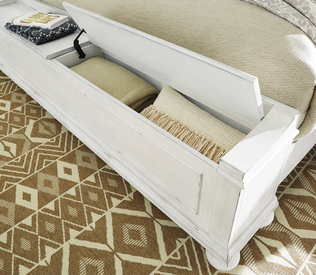 KANWYN046:Kanwyn Storage Bed, Styled