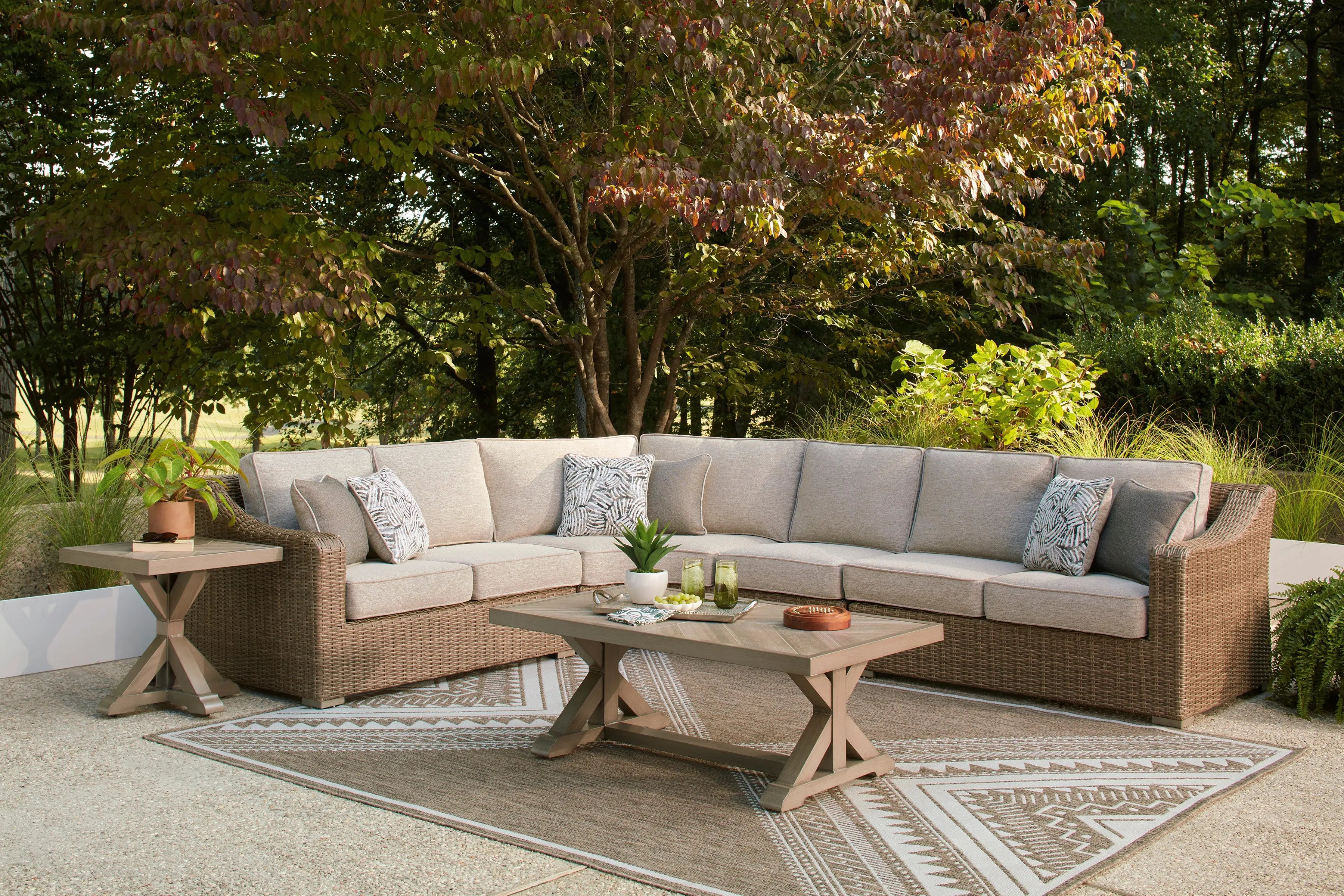 LAGUNAH20:Laguna Heights 4-piece sectional styled