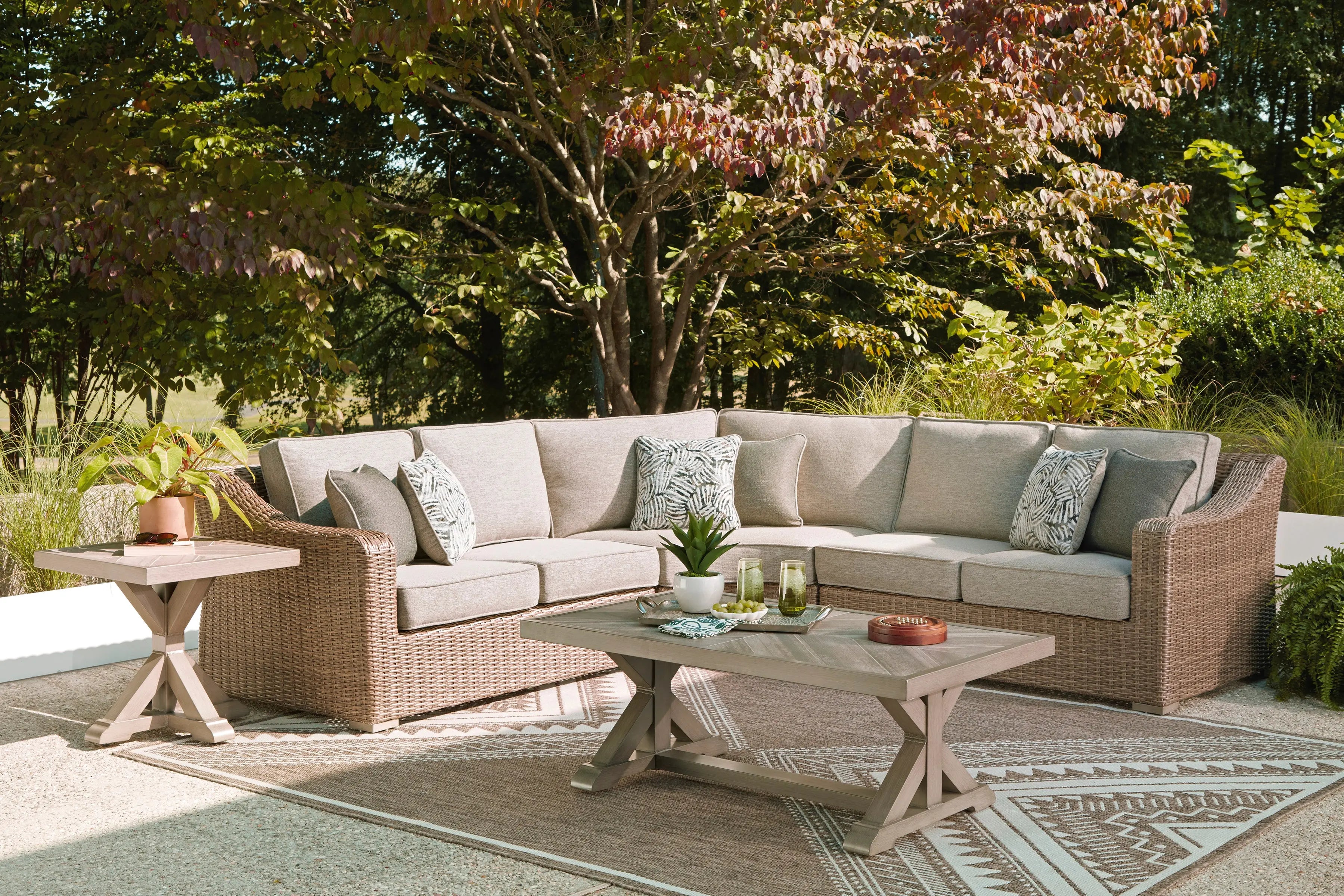 LAGUNAH15:Laguna Heights Outdoor 3 Piece, Styled