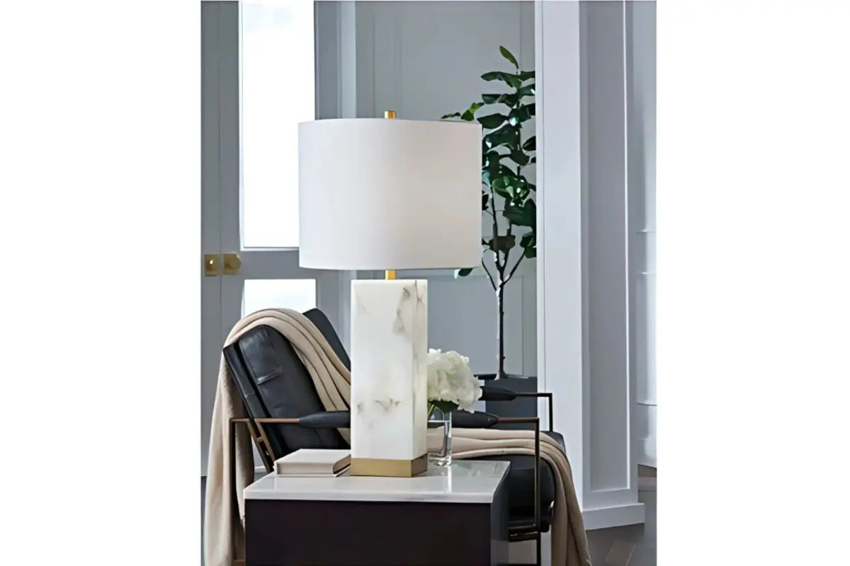 823993228:Linderfield Lamp, Styled