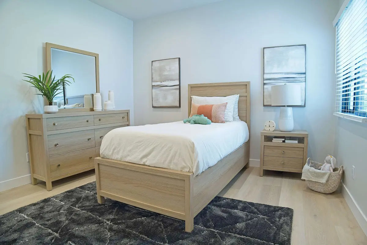 MERRIFI13:Merrifield Panel Bed, Styled